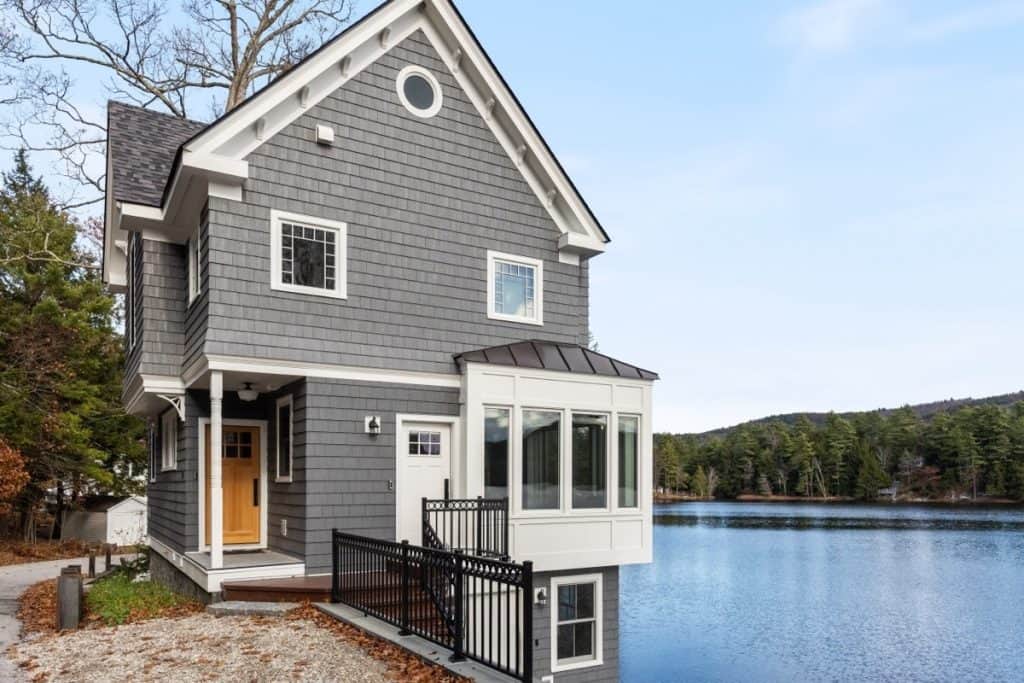 House overlooking the lake